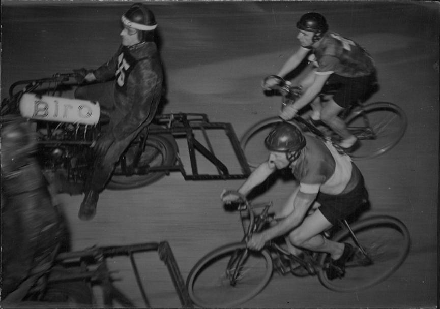 Agosto 1946, Zurigo: Elia Frosio primo italiano a vincere un mondiale di mezzofondo dietro motori di ciclismo su pista (Publifoto)